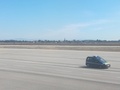 仏リヨンのサンテグジュペリ空港の滑走路を走る警察車両。同空港にいた航空機の機内から携帯電話で撮影（2018年9月10日撮影）。(c)Jean DECOTTE / AFP