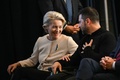 ウクライナ復興支援に関する首脳級会合で、ウルズラ・フォンデアライエン欧州委員長（左）と話すウォロディミル・ゼレンスキー大統領。ニューヨークで（2024年9月25日撮影）。(c)ANDREW CABALLERO-REYNOLDS / AFP