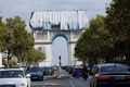 仏パリの凱旋門を布で包む故クリスト氏のプロジェクトで、門上部から下ろされる布（2021年9月12日撮影）。(c)Thomas SAMSON / AFP