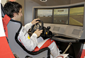 トヨタ自動車の2009年モータースポーツ活動計画の発表記者会見に出席し、TVゲームの「グランツーリスモ5（%%Grand Turismo 5%%）」をプレイするトヨタF1チームのドライバー、ティモ・グロック。（2009年3月16日撮影）(c)AFP/TOSHIFUMI KITAMURA