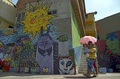 南米コロンビア・メデジン（Medellin）の最貧国地区のひとつ「コムーナ13（Comuna 13）」の街中に描かれた絵（2014年4月1日撮影）。(c)AFP/Raul ARBOLEDA