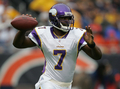 パスを出すバイキングスのQBターヴァリス・ジャクソン（%%Tarvaris Jackson%%）。(c)AFP/Getty Images Jonathan Daniel