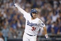 18MLB、ワールドシリーズ（7回戦制）第3戦、ロサンゼルス・ドジャース対ボストン・レッドソックス。3回に本塁打を放って喜ぶロサンゼルス・ドジャースのジョク・ピーダーソン（2018年10月26日撮影）。(c)Ezra Shaw/Getty Images/AFP