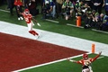 23NFL、第58回スーパーボウル、カンザスシティ・チーフス対サンフランシスコ・フォーティナイナーズ。オーバータイムに決勝タッチダウンを決めて喜ぶカンザスシティ・チーフスのメコール・ハードマン・ジュニア（左、2024年2月11日撮影）。(c) Tim Nwachukwu/Getty Images/AFP