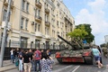 ロシア・ロストフナドヌーに進軍した民間軍事会社ワグネルの戦車（2023年6月24日撮影）。(c)STRINGER / AFP