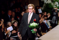 イヴ・サンローラン（Yves Saint Laurent）01年春夏オートクチュール・コレクションのフィナーレに登場したサンローラン氏（2001年1月24日撮影）。(c)AFP/ JEAN-PIERRE MULLER