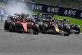 23F1第13戦ベルギーGP決勝。スタートを切るフェラーリのシャルル・ルクレール（左手前）、レッドブルのセルヒオ・ペレス（中央）ら（2023年7月30日撮影）。(c)JOHN THYS/ AFP
