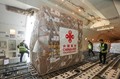 北京首都国際空港で緊急救援物資の第1陣を積み込む作業員（2025年3月31日撮影）。(c)Xinhua News