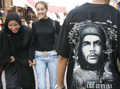2007年9月28日、モロッコの首都ラバト（Rabat）で、エルネスト・チェ・ゲバラ（Ernesto Che Guevara）の顔が印刷されたＴシャツを着た若者。(c)AFP/ABDELHAK SENNA
