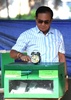 タイの首都バンコクの投票所で票を投じる、軍事政権を率いるプラユット・チャンオーチャー暫定首相（2019年3月24日撮影）。(c)AFP/Lillian SUWANRUMPHA