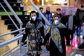 イランの首都テヘランで、マスクをして街路を歩く人々（2020年2月20日撮影）。(c)AFP/ATTA KENARE