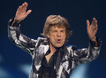英ロックバンド、ザ・ローリング・ストーンズ（The Rolling Stones）の「50 and Counting」北米ツアーが3日、カリフォルニア（California）州ロサンゼルス（Los Angeles）のステイプルズ・センター（Staples Center）でスタートした。写真は、パフォーマンスを披露するミック・ジャガー（Mick Jagger、2013年5月3日撮影）。(c)AFP/JOE KLAMAR