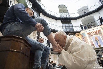 ローマ法王、受刑者の足洗う イタリアの刑務所で「洗足式」