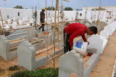 海上の死者に尊厳を…欧州目指した移民の墓 チュニジア