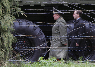 露メドべージェフ大統領、軍施設を視察