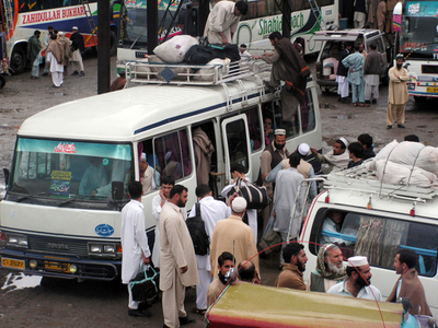パキスタン・スワト渓谷から住民4万人が避難、和平協定は崩壊寸前