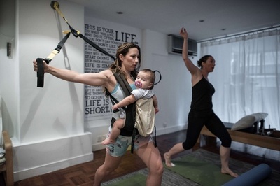 赤ちゃんを抱っこしたままフィットネス、香港の新トレンド