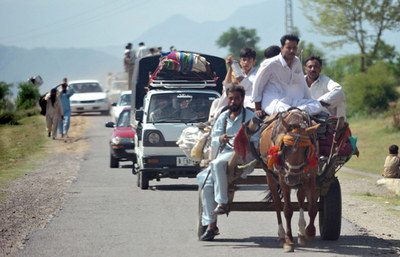 パキスタン軍のタリバン掃討作戦、住民10万人が避難