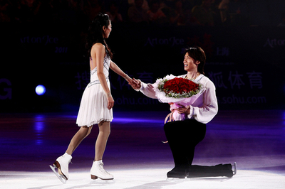 中国の五輪銀メダルペア、氷上でプロポーズ