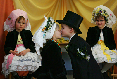 冬の終わりを祝う少数民族、少年少女が「結婚式」で誓いのキス - ドイツ