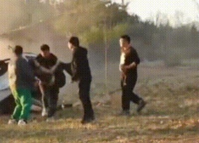 中国で乗用車が横転炎上 閉じ込められた女性を通行人が救出