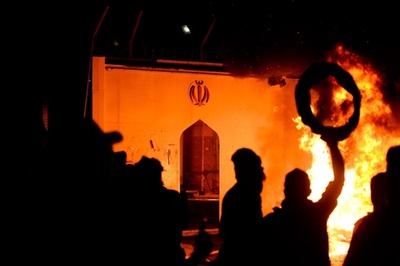 イラクの反政府デモ隊、イラン領事館に放火 聖地ナジャフ