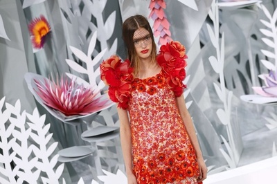 21世紀のフラワーウーマン、「シャネル」15年春夏オートクチュール