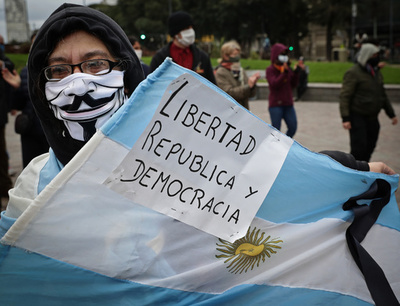 コロナ禍を権力強化に利用、民主主義は弱体化 著名人らが警告