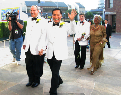 「スタートレック」の日系俳優、21年間の交際実らせ同性婚挙式