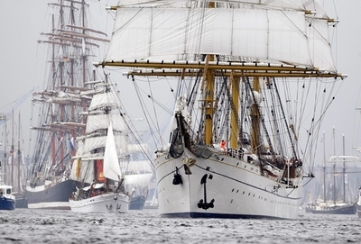 世界最大のヨット競技の祭典で、帆船パレード