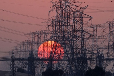【今日の1枚】送電鉄塔越しに沈む夕日、ドバイ