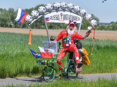 悪魔おじさん、新型自転車でサッカーW杯ロシア大会をPR