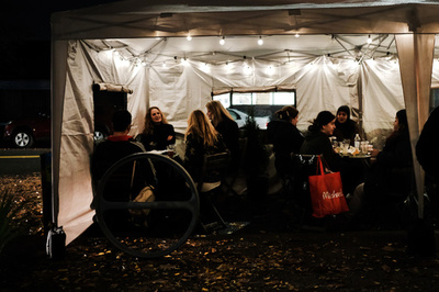 10人で会食、感染の危険は？ 地域・人数別のリスク評価ツール 米大が開発