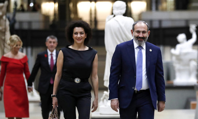 アルメニア首相夫人、戦闘訓練に参加 ナゴルノ紛争2か月目