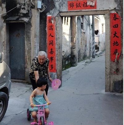 祖母が告訴 裁判所は娘夫婦に孫の養育費支払いを命じる判決 四川省