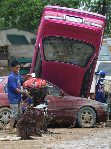 フィリピン、台風16号の死者100人超す 新たな台風の接近も