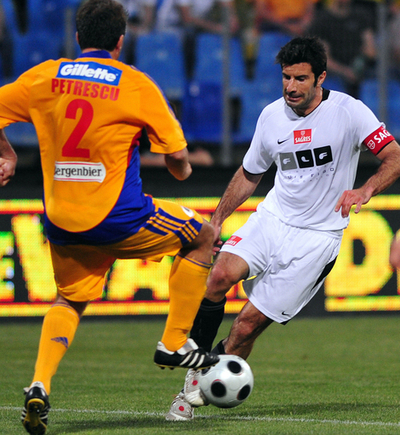 フィーゴ ルーマニアでチャリティーマッチに出場