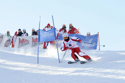アロンソが恒例のスキーイベントでパフォーマンスを披露