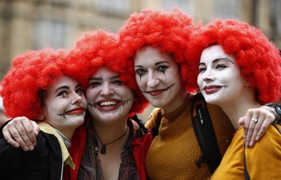 英国でマクドナルド従業員が初のストライキ 賃上げなど求める