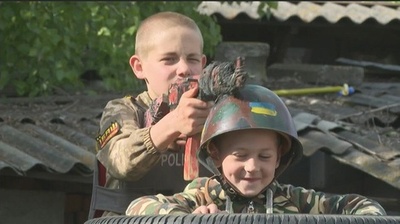 字幕:夢は兵士になること 「戦争ごっこ」で遊ぶウクライナの子どもたち