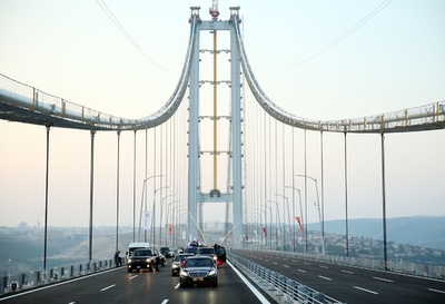 世界4位の長さ誇るつり橋、トルコで開通 大統領も式典に出席