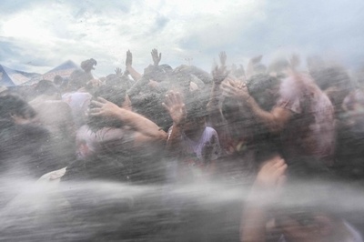 【今日の1枚】全身のトマトを洗い流す コロンビア