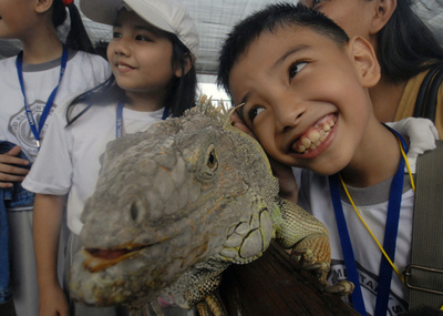 イグアナと友だちに、フィリピンの動物園が「ふれ合いイベント」開催