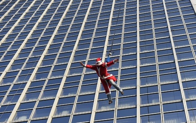 サンタクロースがホテル屋上からジャンプ！独ベルリン