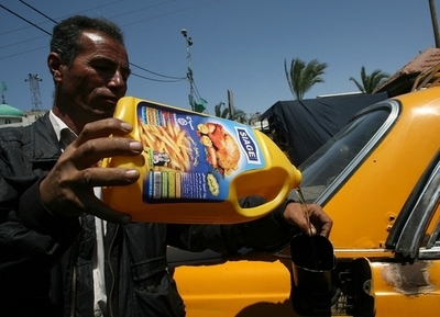 尿を食用油と偽って販売した男に禁固2年、ジンバブエ