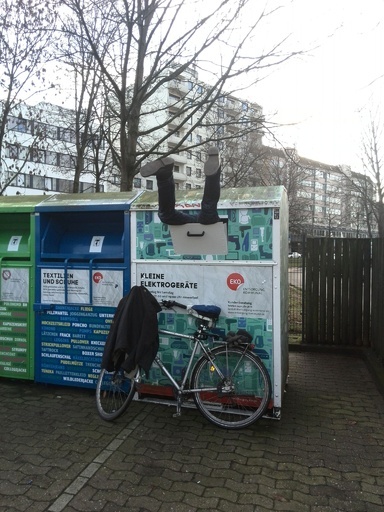 ごみ箱から突き出た2本の脚、その訳は…ドイツ