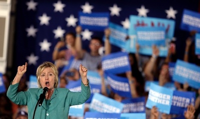 クリントン氏、15年の確定申告書公開 未公開のトランプ氏を批判