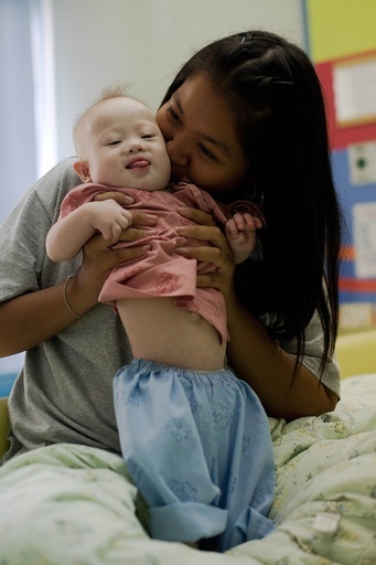 豪当局、性犯罪歴発覚の夫に電話で接触 タイ代理出産