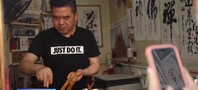 美筆の「巻餅」おじさんが大人気