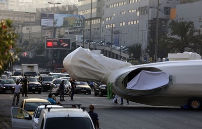 長さ23メートル！ 修道士の巨像、幹線道路使って輸送 レバノン